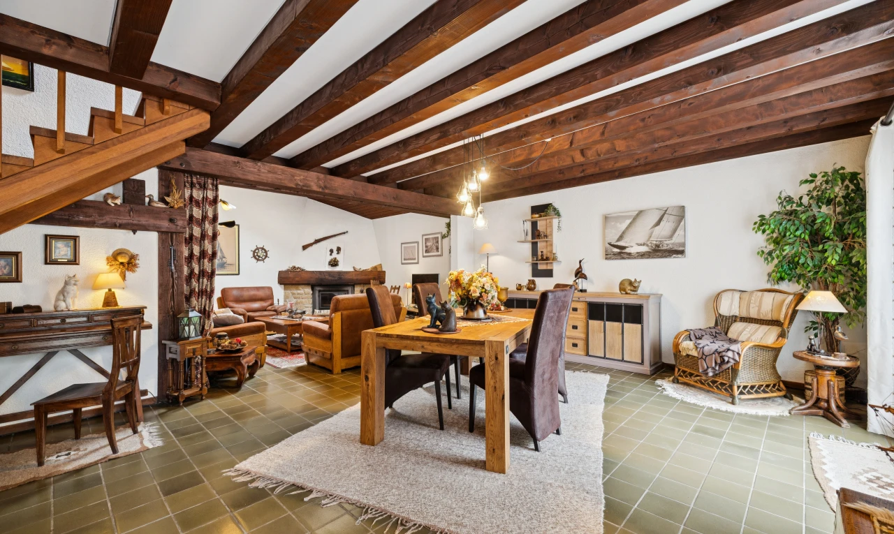 salle à manger avec escaliers, beamed ceiling, plafond à poutres, high end ceiling, et inside property