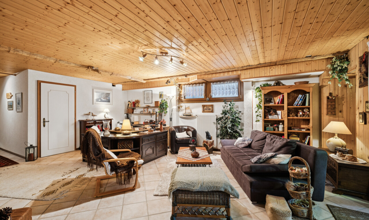 wohnzimmer mit deckenbeleuchtung, holzdecke, wood ceiling, inside property, und fliesenboden