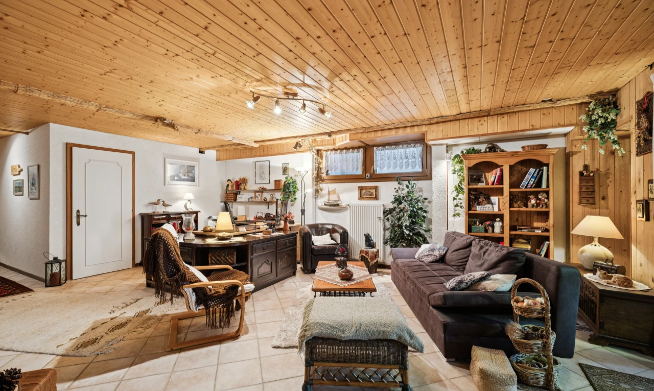 salon avec éclairage sur rail, plafond en bois, wood ceiling, inside property, et sol en carrelage