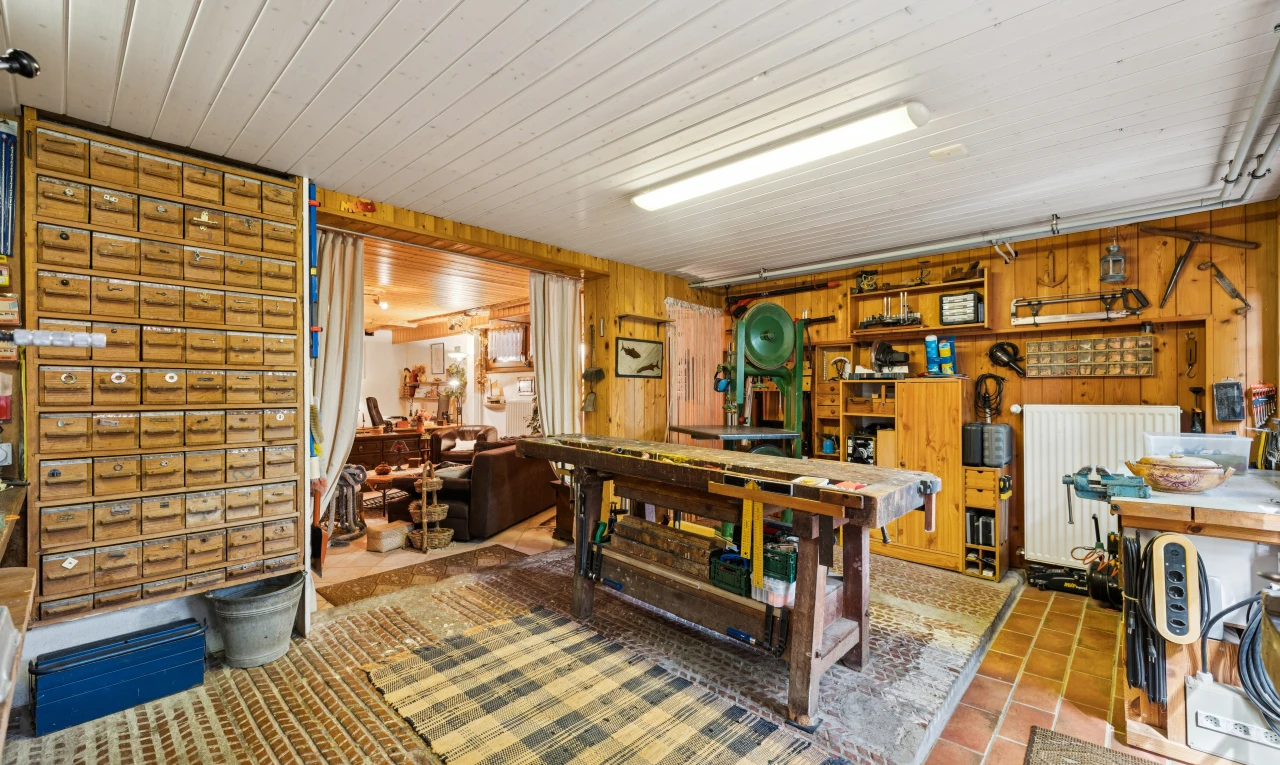 salle à manger avec wood wall, mur en bois, inside property, atelier, et dated wood wall