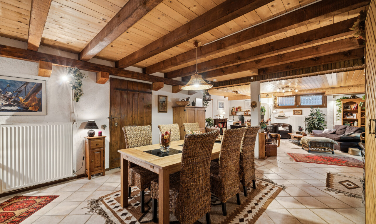 esszimmer mit kühler, holzdecke, wood ceiling, balkendecke, und beamed ceiling