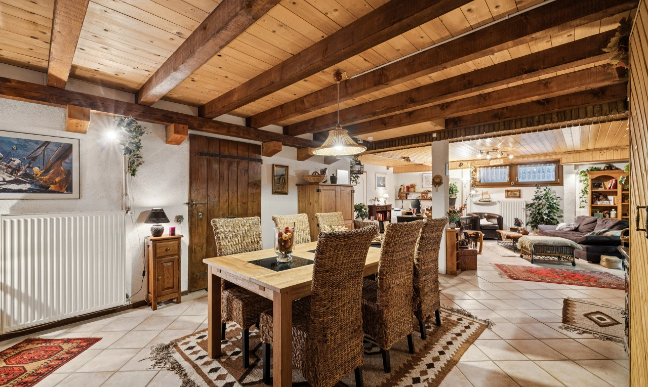 salle à manger avec radiateur, plafond en bois, wood ceiling, plafond à poutres, et beamed ceiling