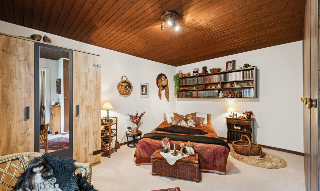 zimmer / schlafzimmer mit holzdecke, wood ceiling, gipskartonwand, drywall, und teppich