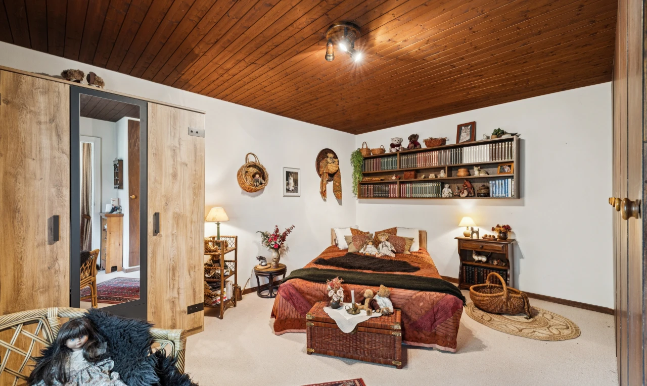 chambre avec plafond en bois, wood ceiling, cloison sèche, drywall, et moquette