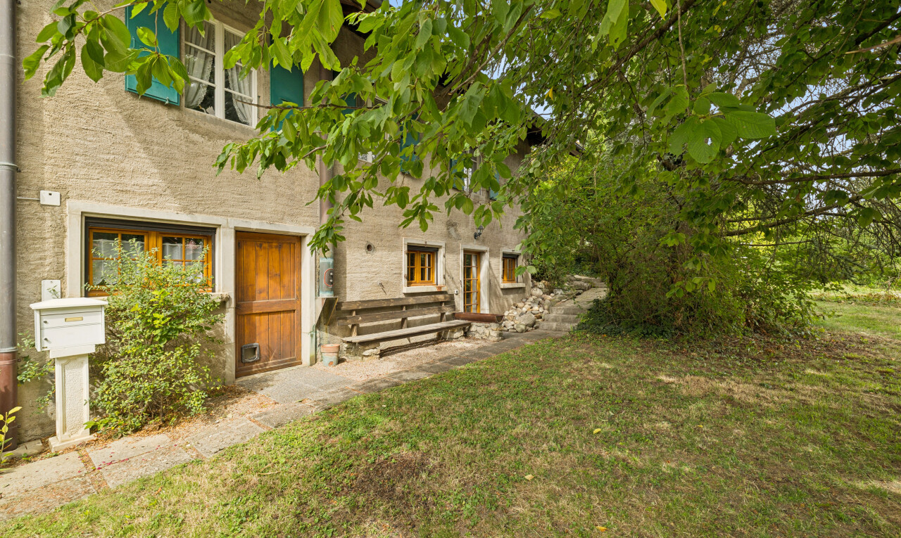 außenansicht mit property visible, rasen, from property, und stuckverkleidung