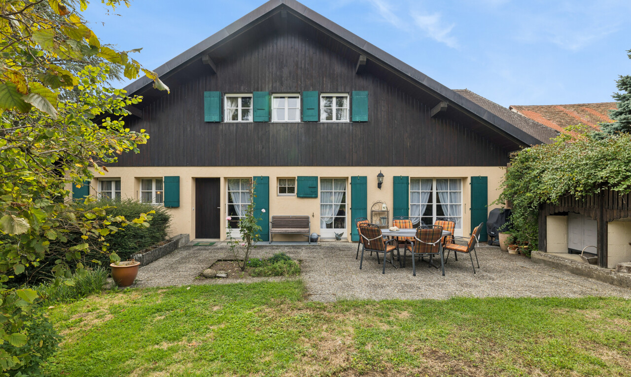 außenansicht mit terrasse, property visible, rasen, from property, und vertikale verkleidung