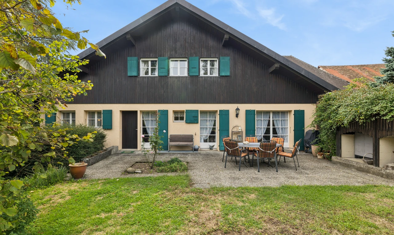 façade avec terrasse, property visible, pelouse, from property, et bardage vertical
