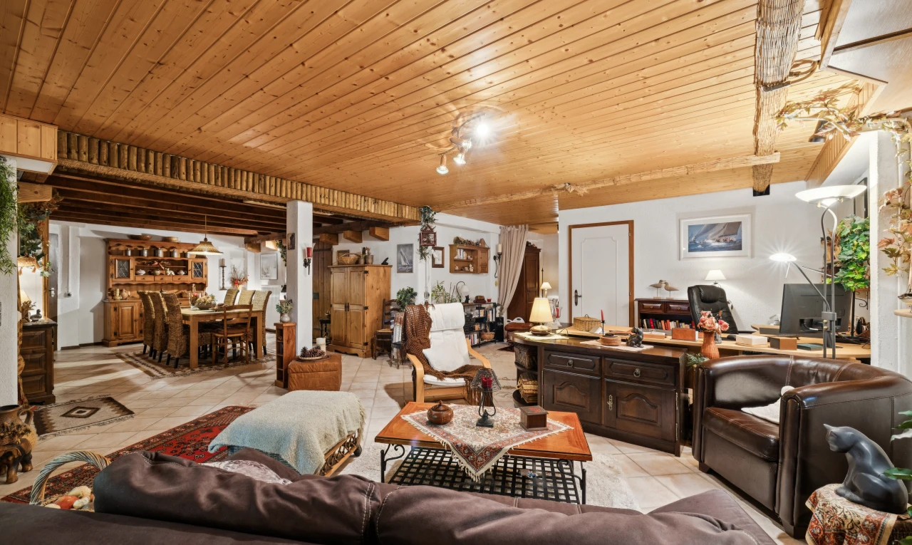 salon avec éclairage sur rail, wood ceiling, plafond en bois, espace bureau, et télévision