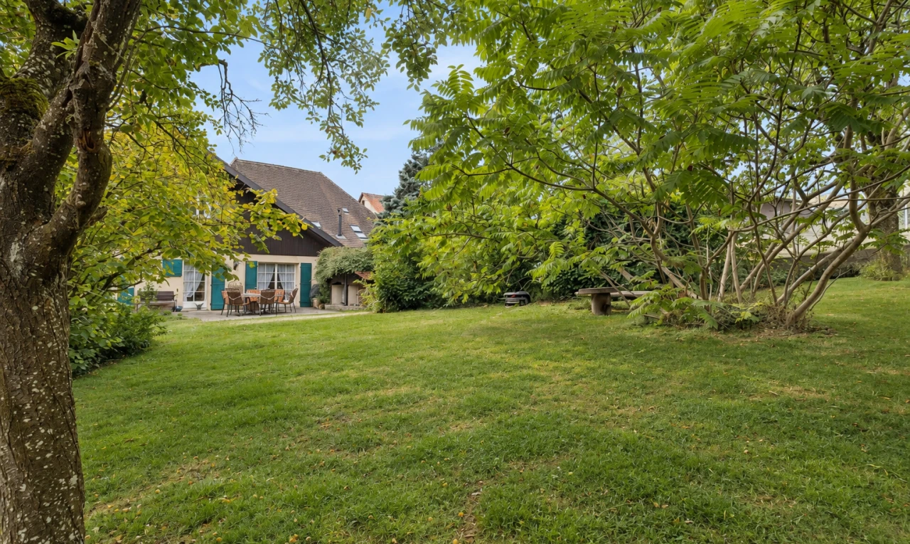 jardin avec pelouse, property visible, from property, et day time