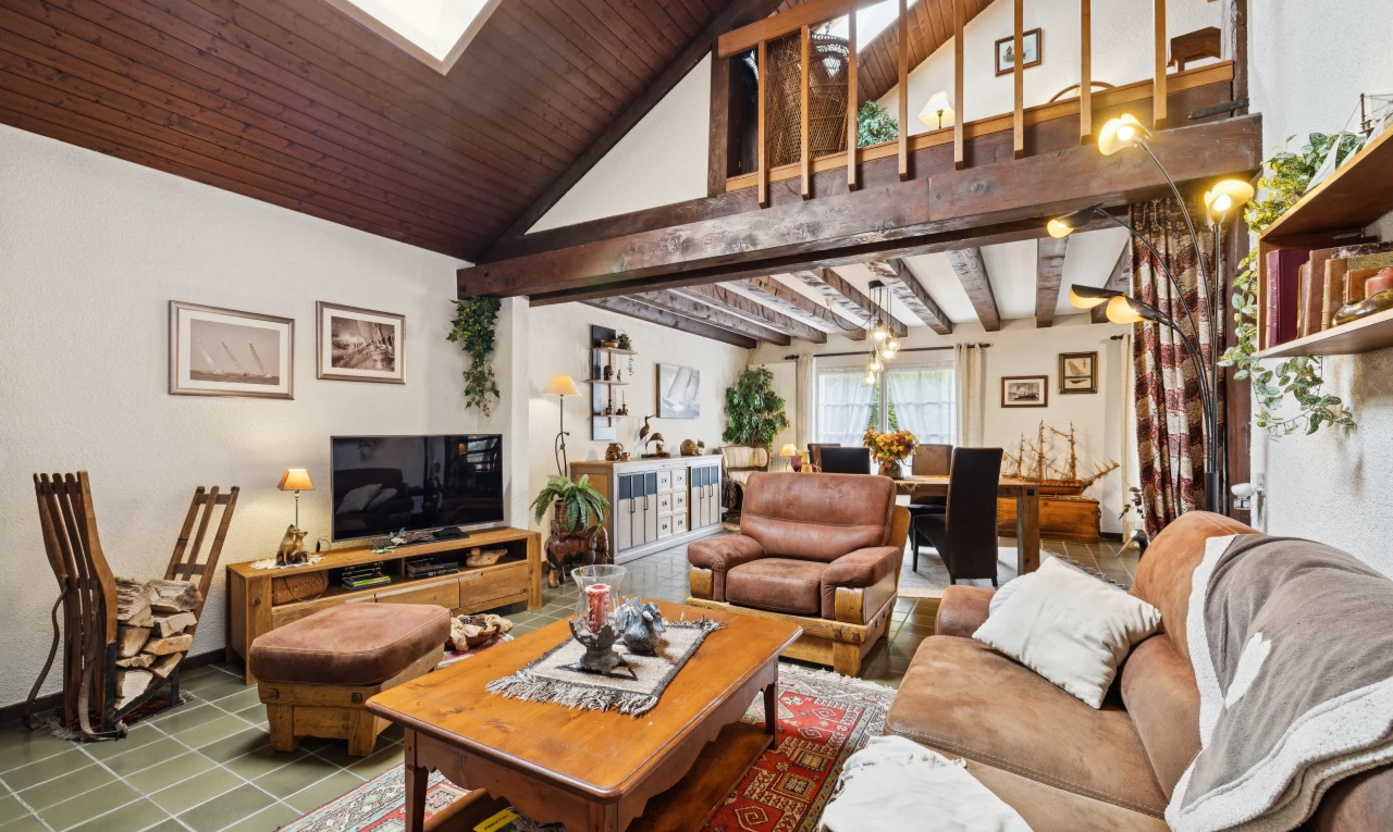 salon avec télévision, vaulted ceiling, plafond voûté, drywall, et cloison sèche