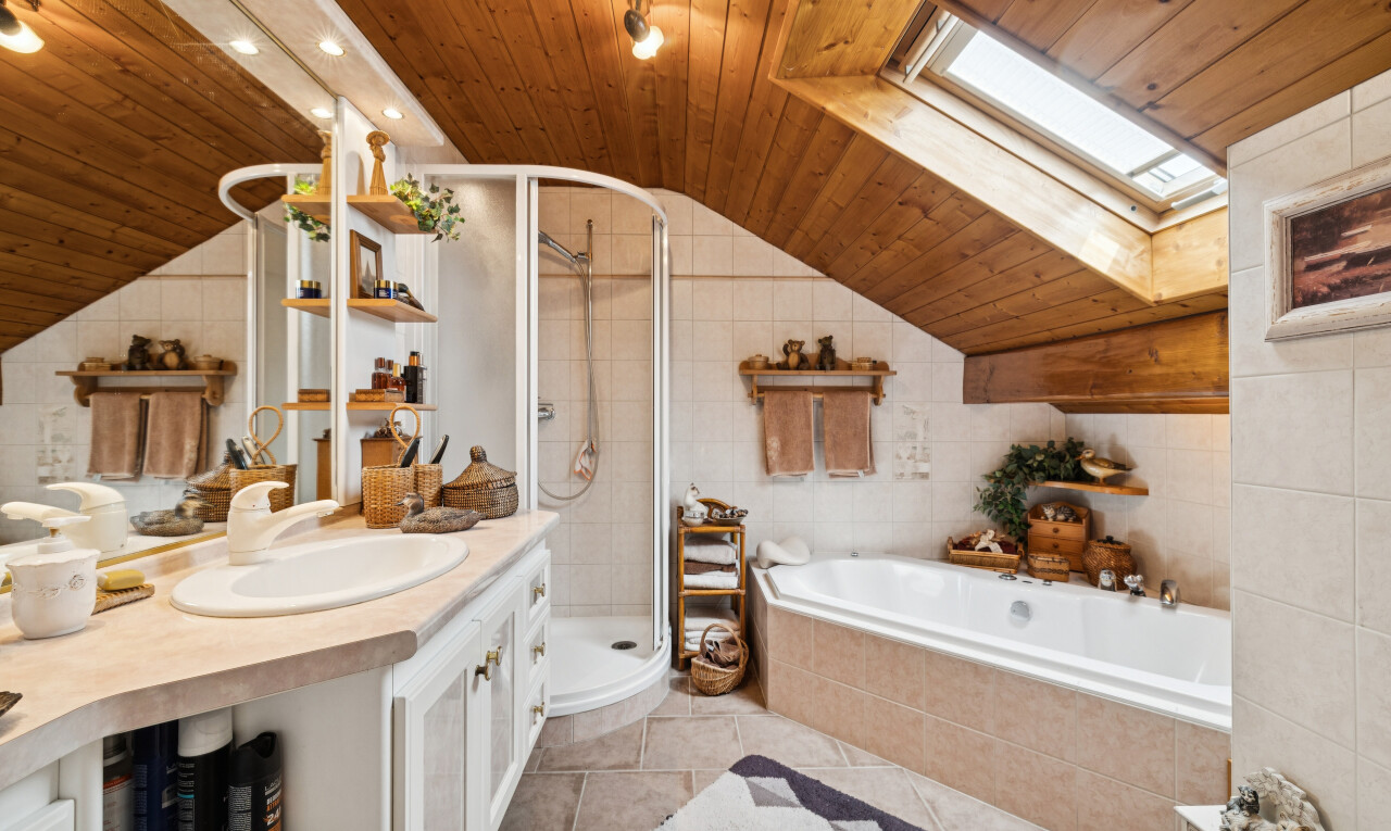 bad mit dachfenster, tile wall, fliesenwand, komplettes badezimmer, und bad