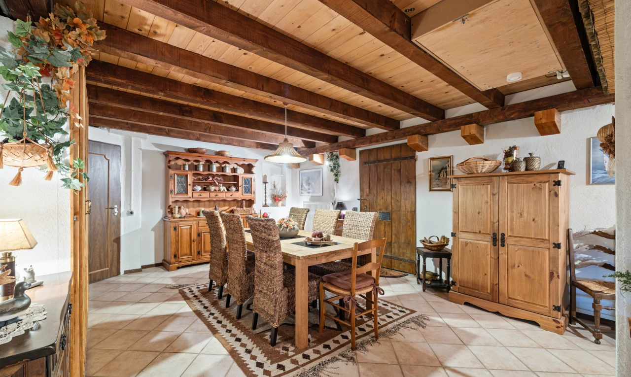 salle à manger avec tile floor, sol en carrelage, beamed ceiling, plafond à poutres, et wood ceiling