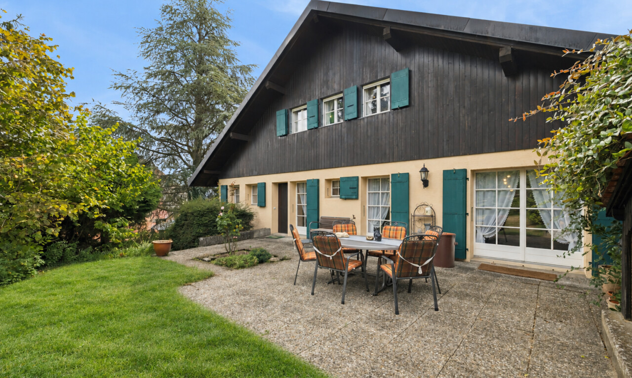 façade avec property visible, terrasse, pelouse, from property, et coin repas extérieur