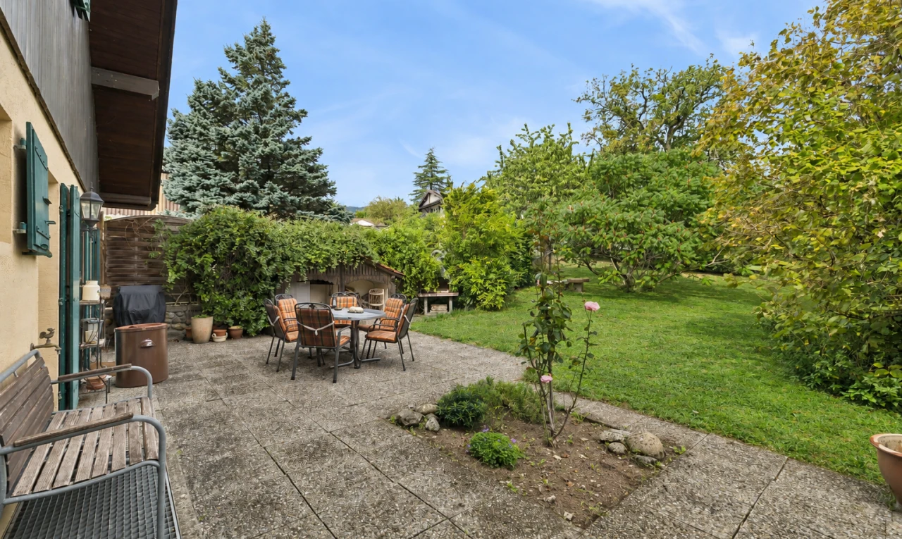 jardin avec pelouse, terrasse, coin repas extérieur, from property, et day time