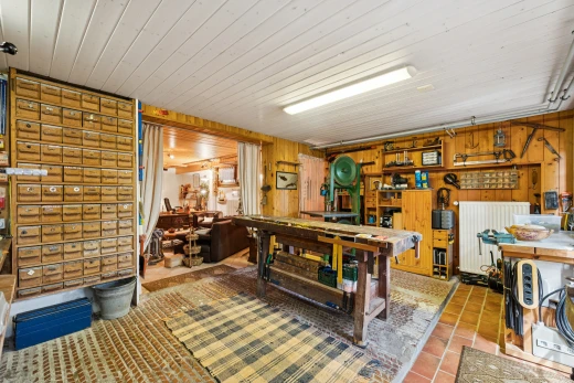 salle à manger avec wood wall, mur en bois, inside property, atelier, et dated wood wall