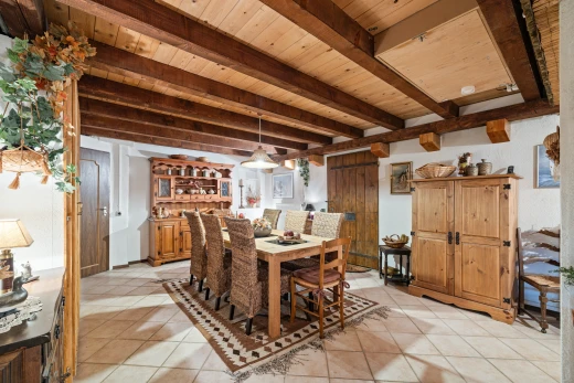 salle à manger avec tile floor, sol en carrelage, beamed ceiling, plafond à poutres, et wood ceiling
