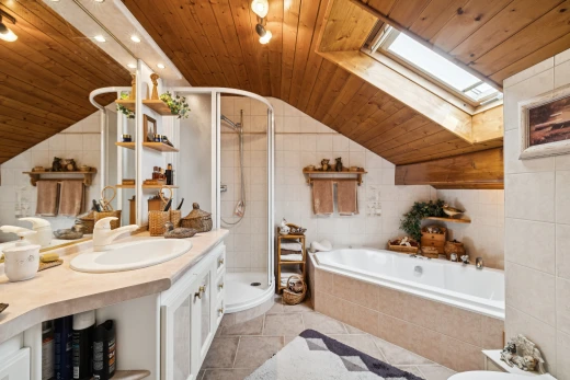 salle de bains avec puits de lumière, tile wall, mur en carrelage, salle de bain complète, et bain