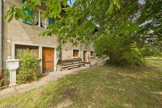 façade avec property visible, pelouse, from property, et bardage en stuc