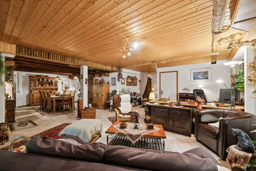 salon avec éclairage sur rail, wood ceiling, plafond en bois, espace bureau, et télévision