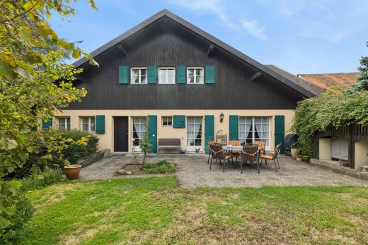 façade avec terrasse, property visible, pelouse, from property, et bardage vertical