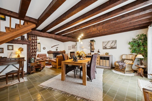 salle à manger avec escaliers, beamed ceiling, plafond à poutres, high end ceiling, et inside property