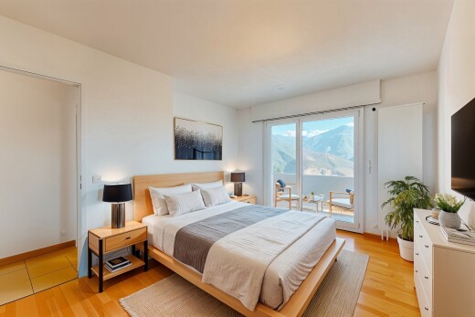 zimmer / schlafzimmer mit außenzugang, fernseher, natürliches licht, und parkettboden