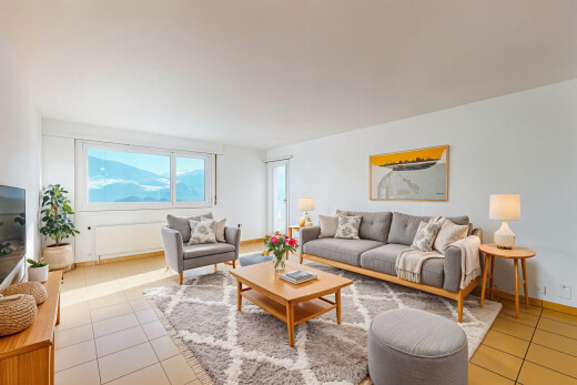 wohnzimmer mit fliesenboden und natürliches licht