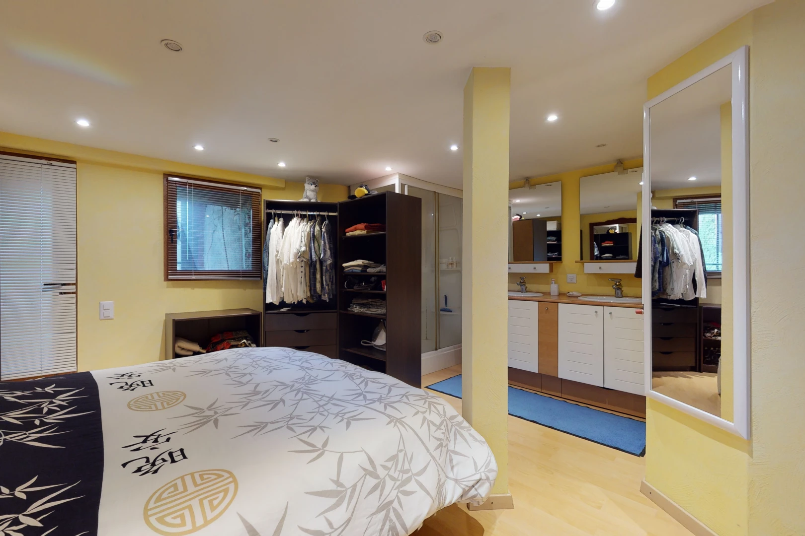 chambre à coucher avec parquet et lumière naturelle