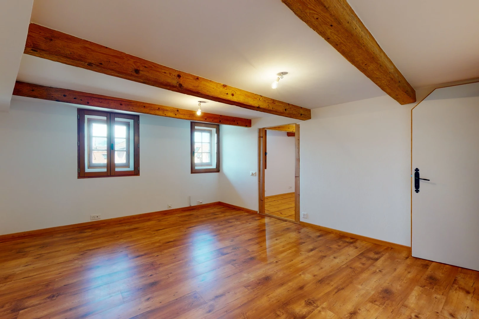 sous-sol avec lumière naturelle et parquet