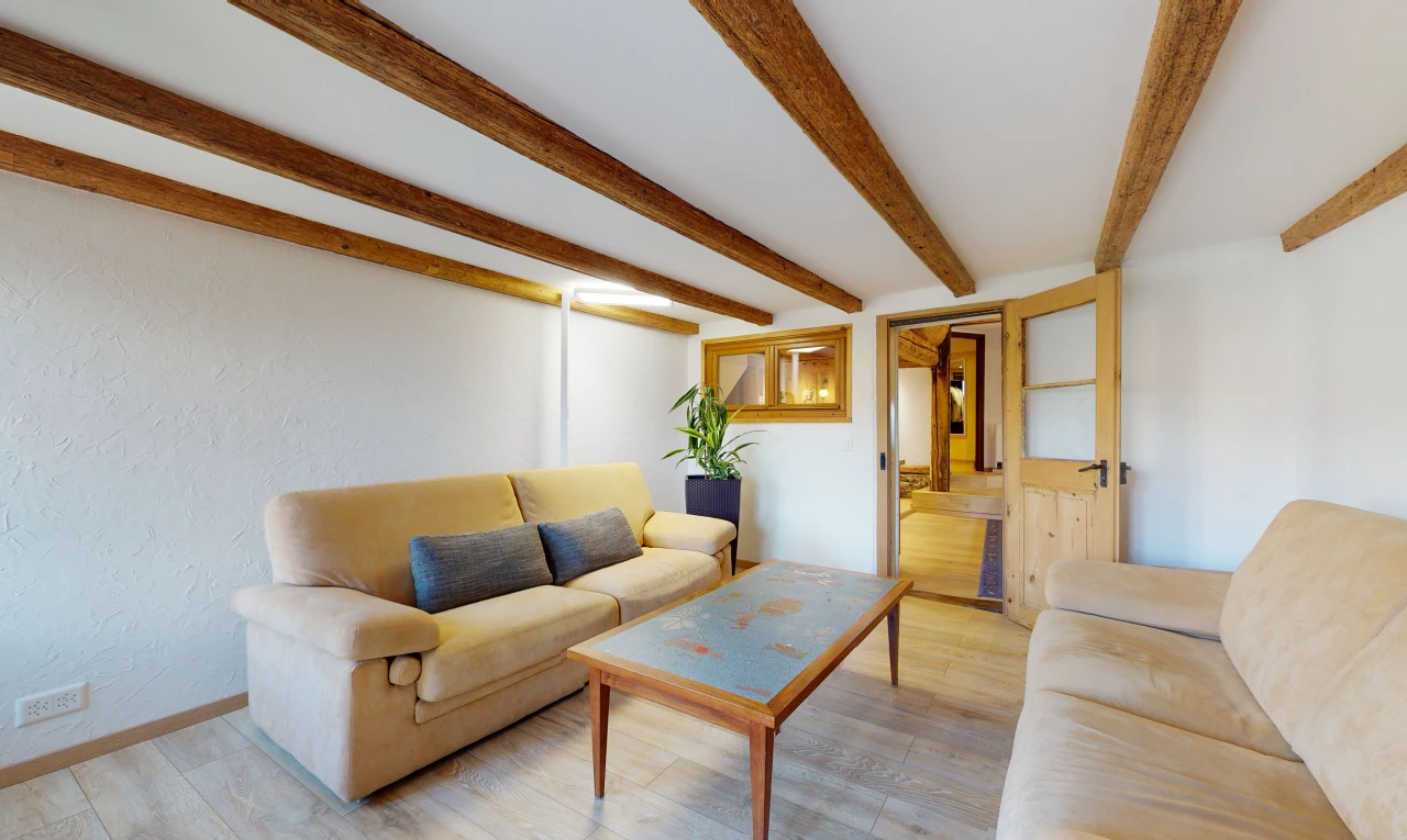 salon avec parquet et poutres apparentes