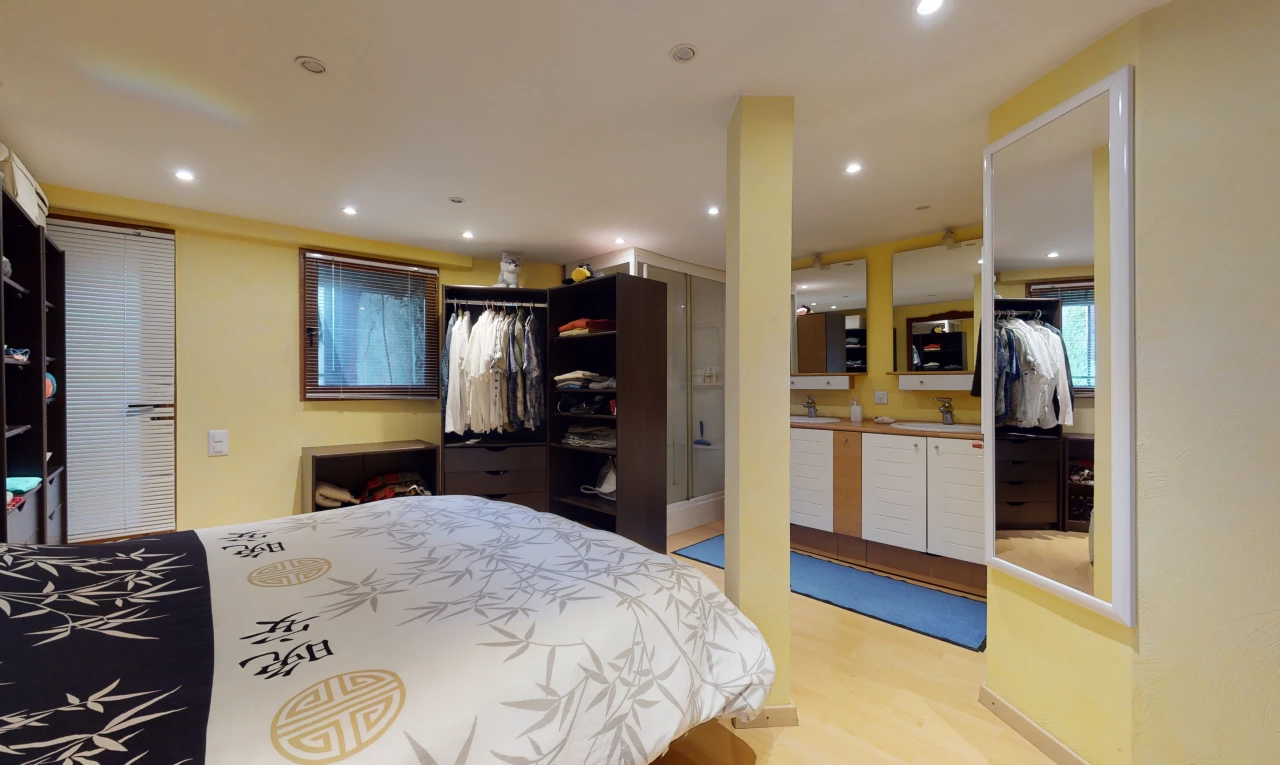 chambre à coucher avec parquet et lumière naturelle