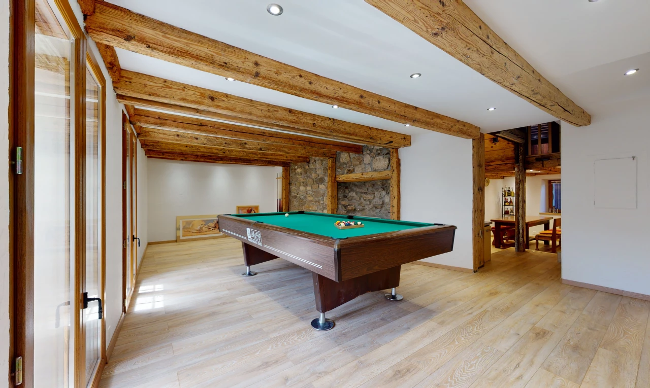 salle de jeux avec poutres apparentes et parquet
