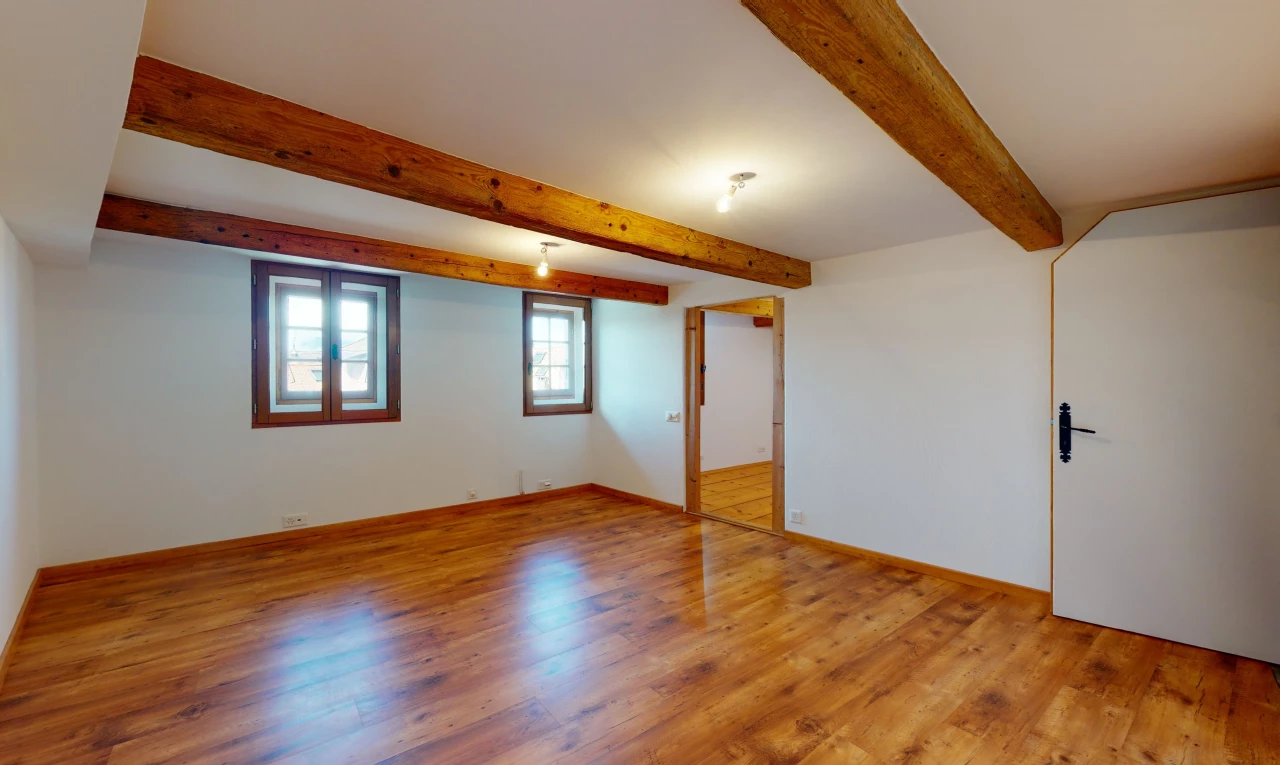 sous-sol avec lumière naturelle et parquet