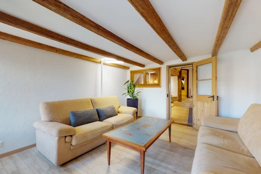 salon avec parquet et poutres apparentes