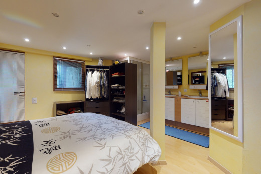 hartholzbodenschlafzimmer mit natürlichem licht