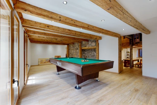 salle de jeux avec poutres apparentes et parquet