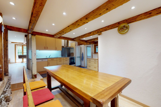 küche mit balkendecke, natürlicher licht, extraktorventilator, geschirrspüler, heller bodenbelag und hellen arbeitsplatten