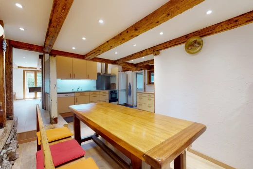 cuisine avec acier inoxydable, lumière naturelle, poutres apparentes, hotte, lave-vaisselle, comptoirs claires, et sol clair