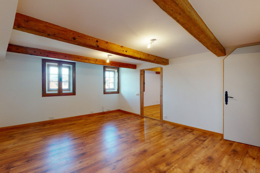 keller mit natürlichen licht- und holzböden