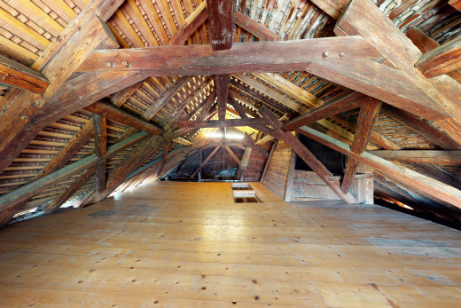 unvollendeter dachboden mit dachschräge