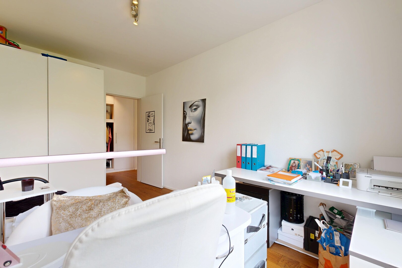 wohnzimmer mit gipskartonwand, drywall, deckenbeleuchtung, und inside property