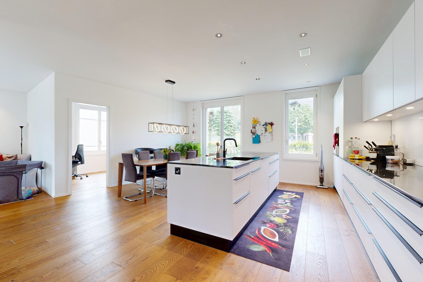 küche mit flat panel cabinets, schränke mit flachen paneelen, white cabinets, weiße schränke, und holzfußboden