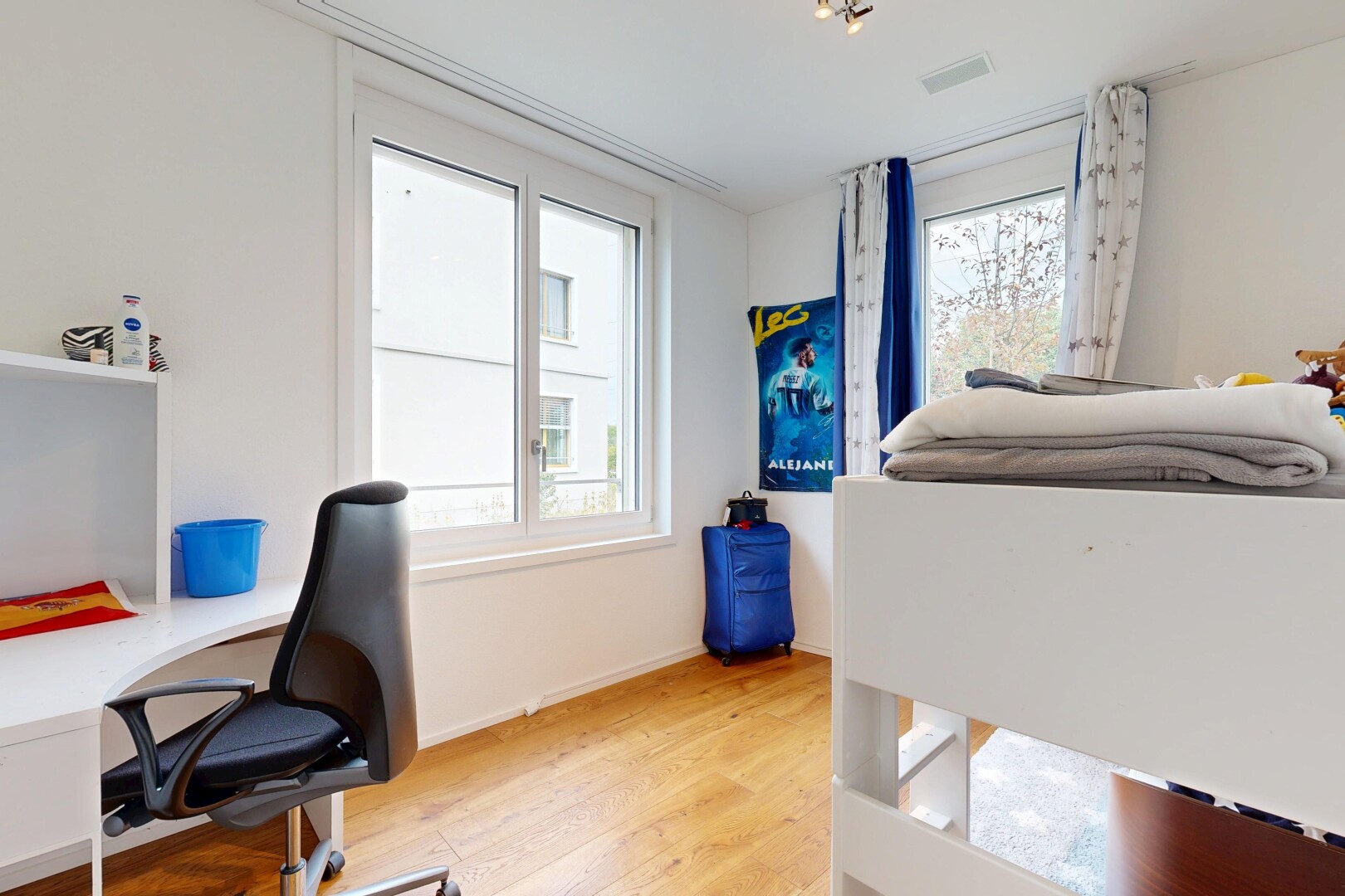 zimmer / schlafzimmer mit holzfußboden, wood finish floor, bürobereich, gipskartonwand, und drywall