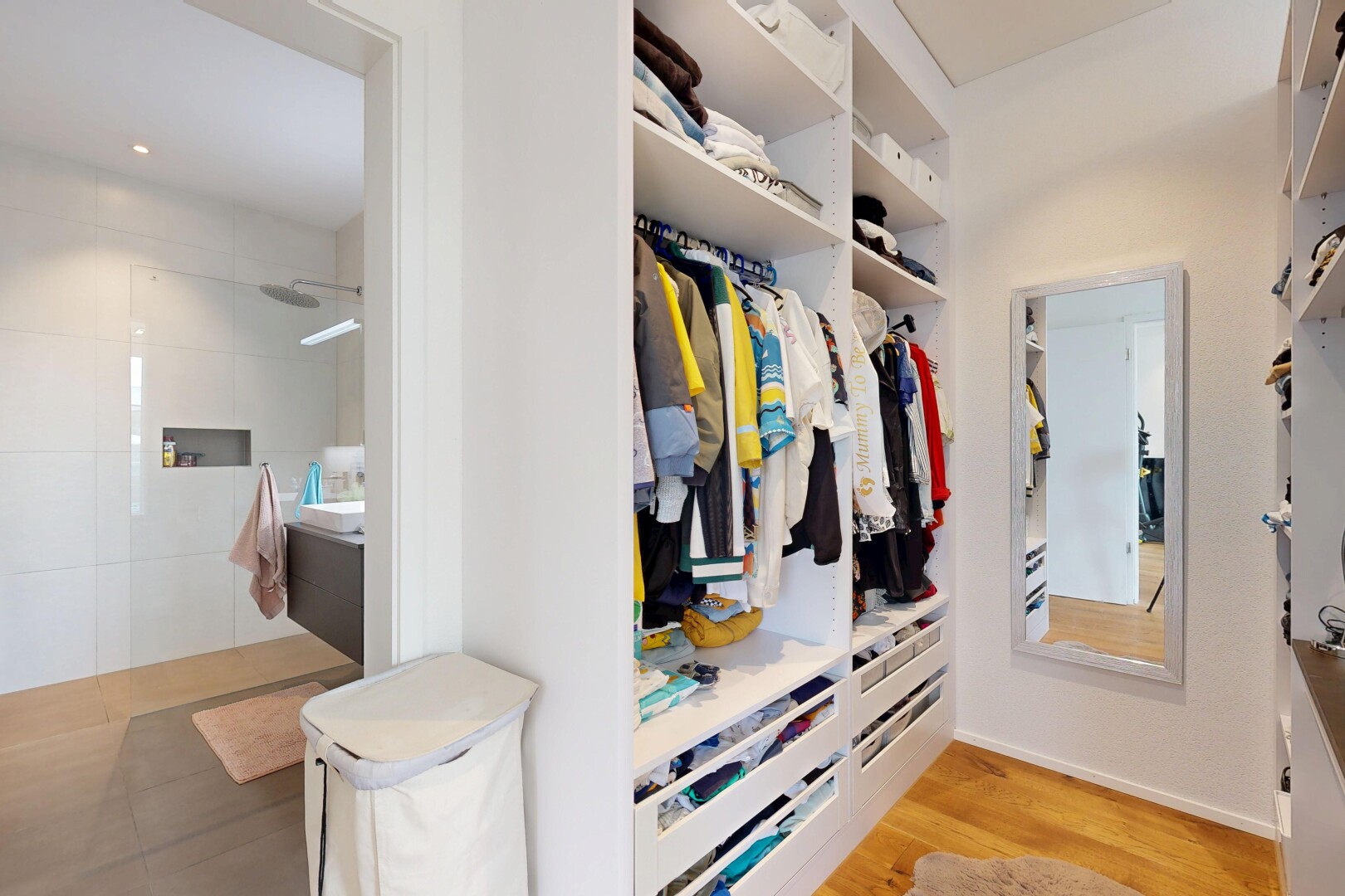 begehbarer kleiderschrank mit holzfußboden, wood finish floor, einbauleuchten, und light floor