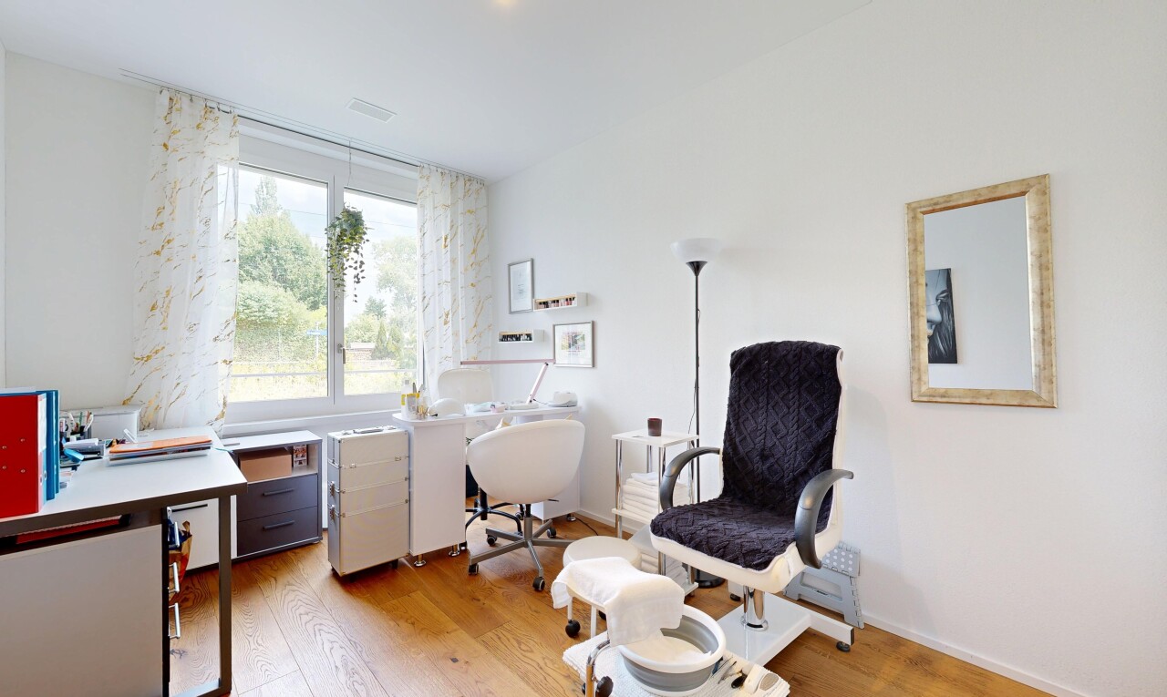 büro mit holzfußboden, wood finish floor, gipskartonwand, drywall, und inside property