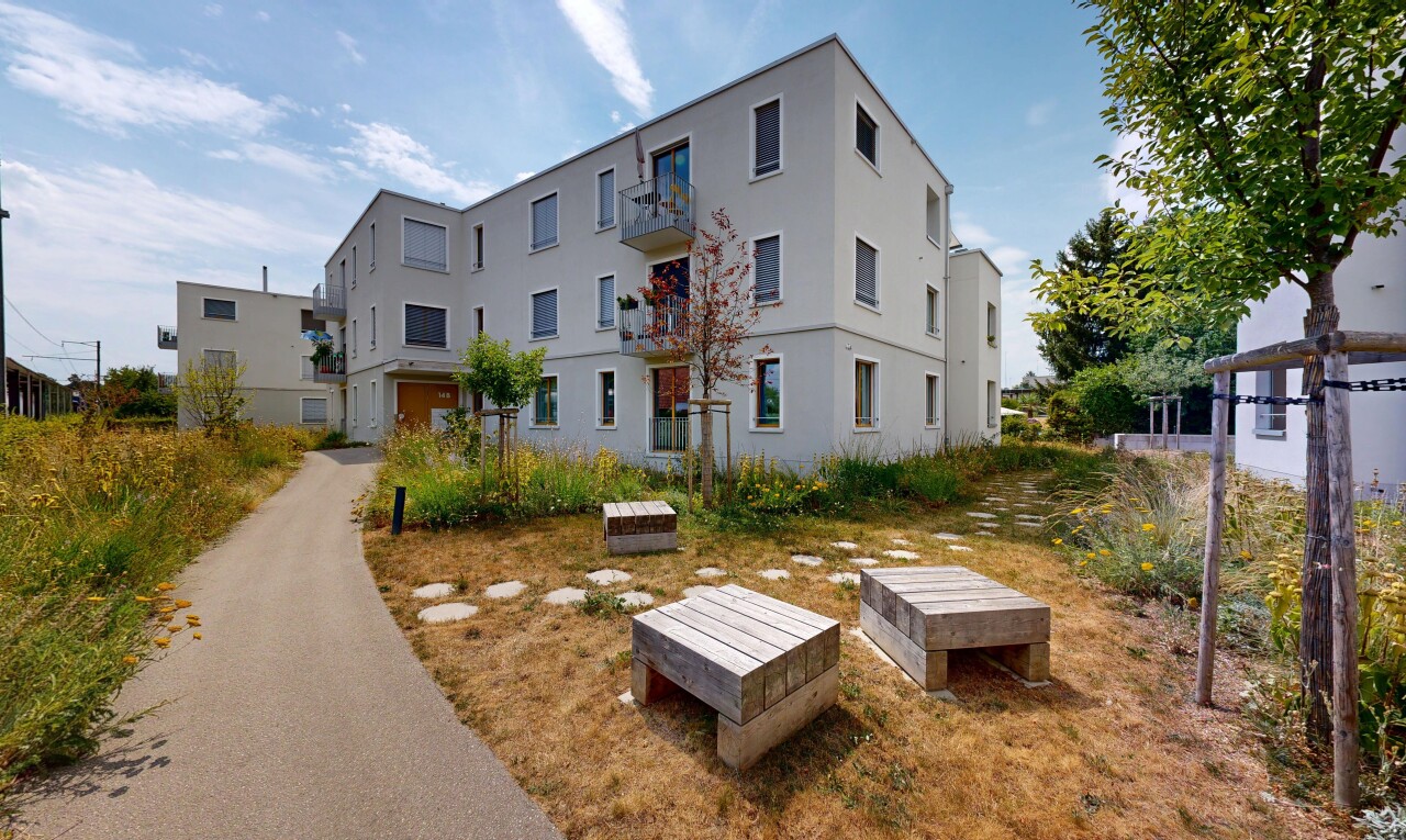 außenansicht mit from community, blick auf wohnanlage, apartment complex view, und day time