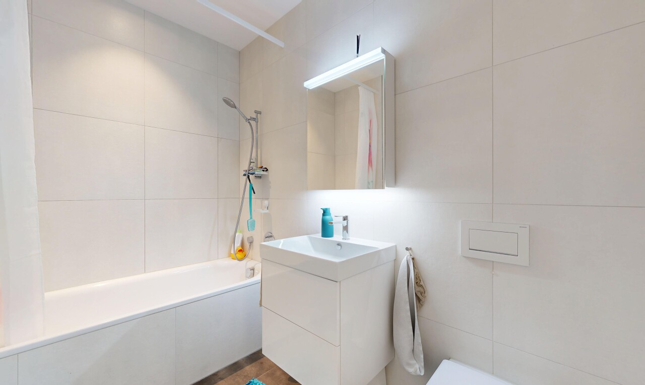 bad mit fliesenwand, tile wall, schminktisch, komplettes badezimmer, und spiegel
