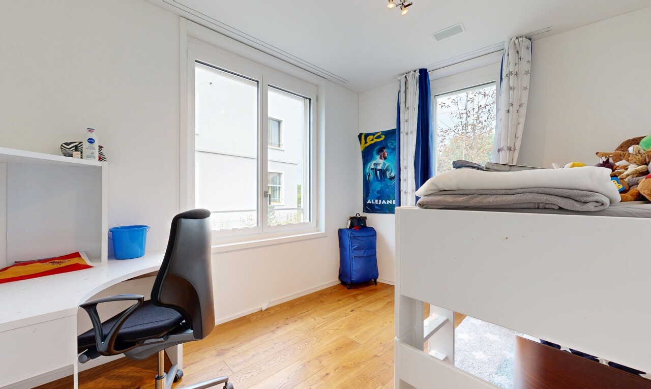 zimmer / schlafzimmer mit holzfußboden, wood finish floor, bürobereich, gipskartonwand, und drywall