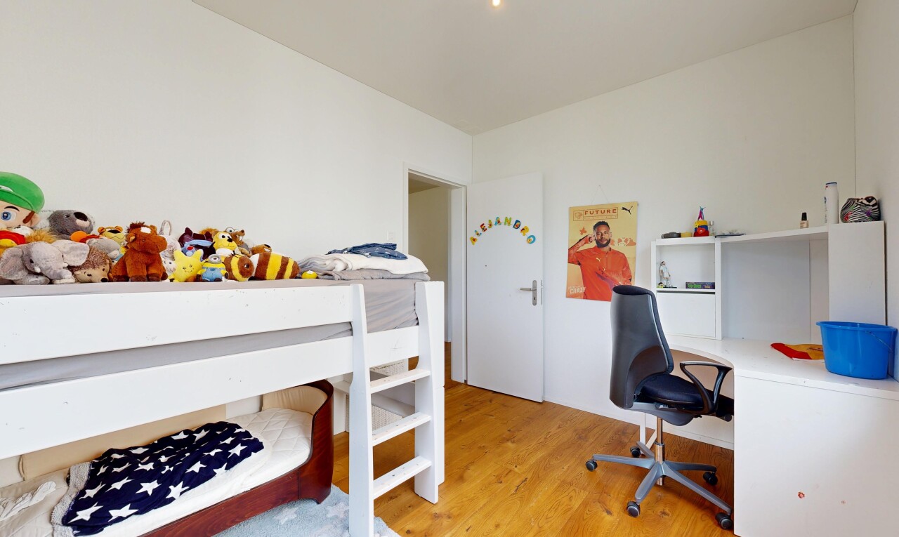 zimmer / schlafzimmer mit wood finish floor, holzfußboden, drywall, gipskartonwand, und inside property