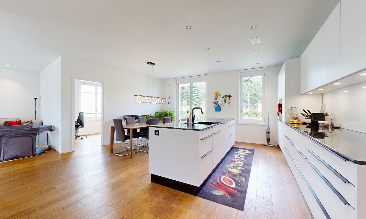 küche mit flat panel cabinets, schränke mit flachen paneelen, white cabinets, weiße schränke, und holzfußboden